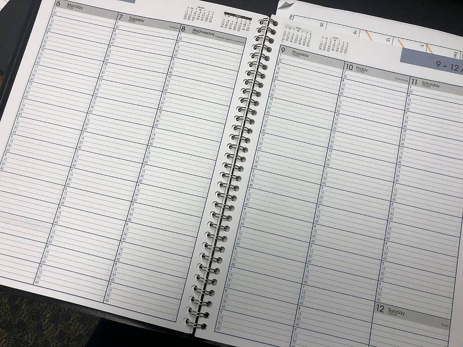 Los calendarios visuales son herramientas efectivas para monitorear y mantener la constancia en la práctica de microhábitos