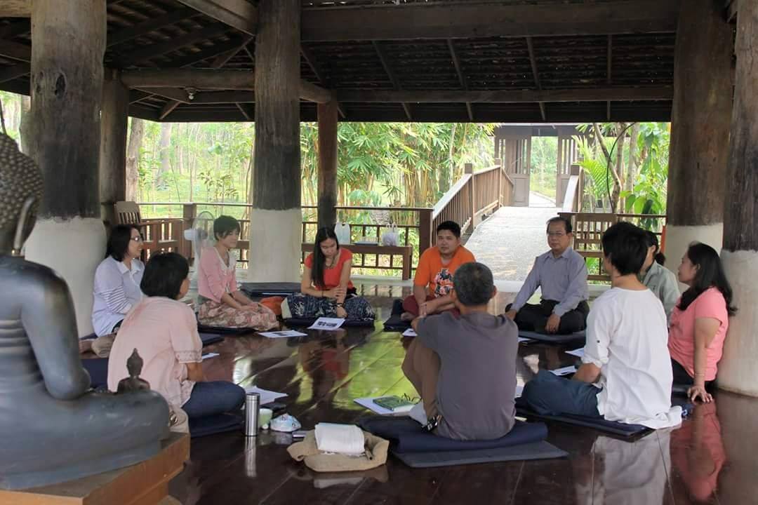 El coaching personal se centra en el bienestar integral, mejorando autoconocimiento y habilidades emocionales para equilibrar vida personal y profesional