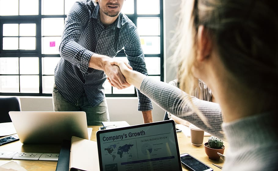 El coaching laboral promueve el autoconocimiento, el bienestar y la alineación con los valores de la empresa, adaptándose a las necesidades individuales y fomentando un entorno de aprendizaje continuo