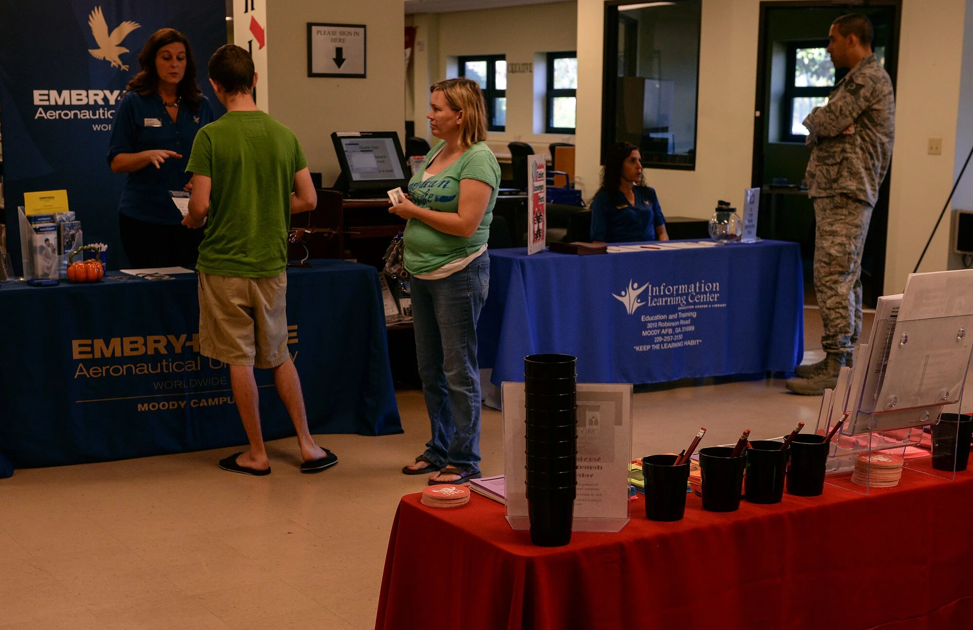 La ESA proporciona a los adultos la opción de estudiar de manera presencial, a distancia o una combinación de ambas, permitiendo así la integración del estudio con otras responsabilidades