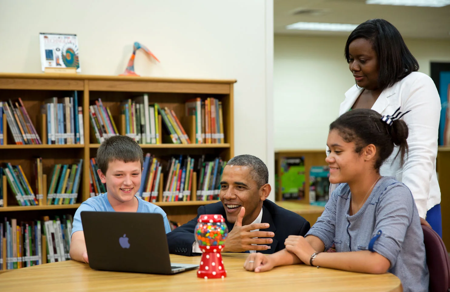 La alfabetización digital no solo mejora habilidades tecnológicas, sino que también prepara a los estudiantes para entornos laborales colaborativos