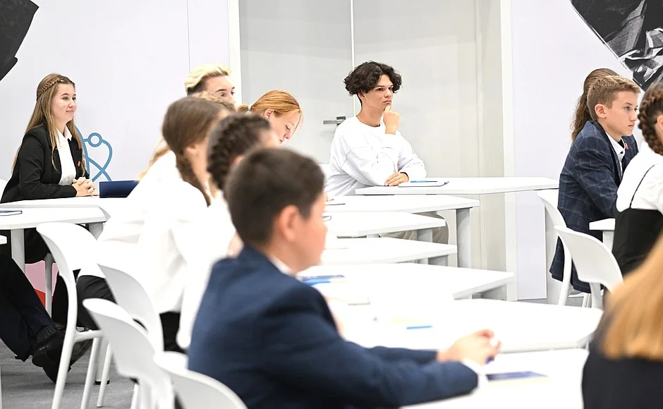 Coaching educativo no solo mejora el rendimiento académico, sino que también apoya el desarrollo personal y el bienestar emocional de estudiantes y docentes