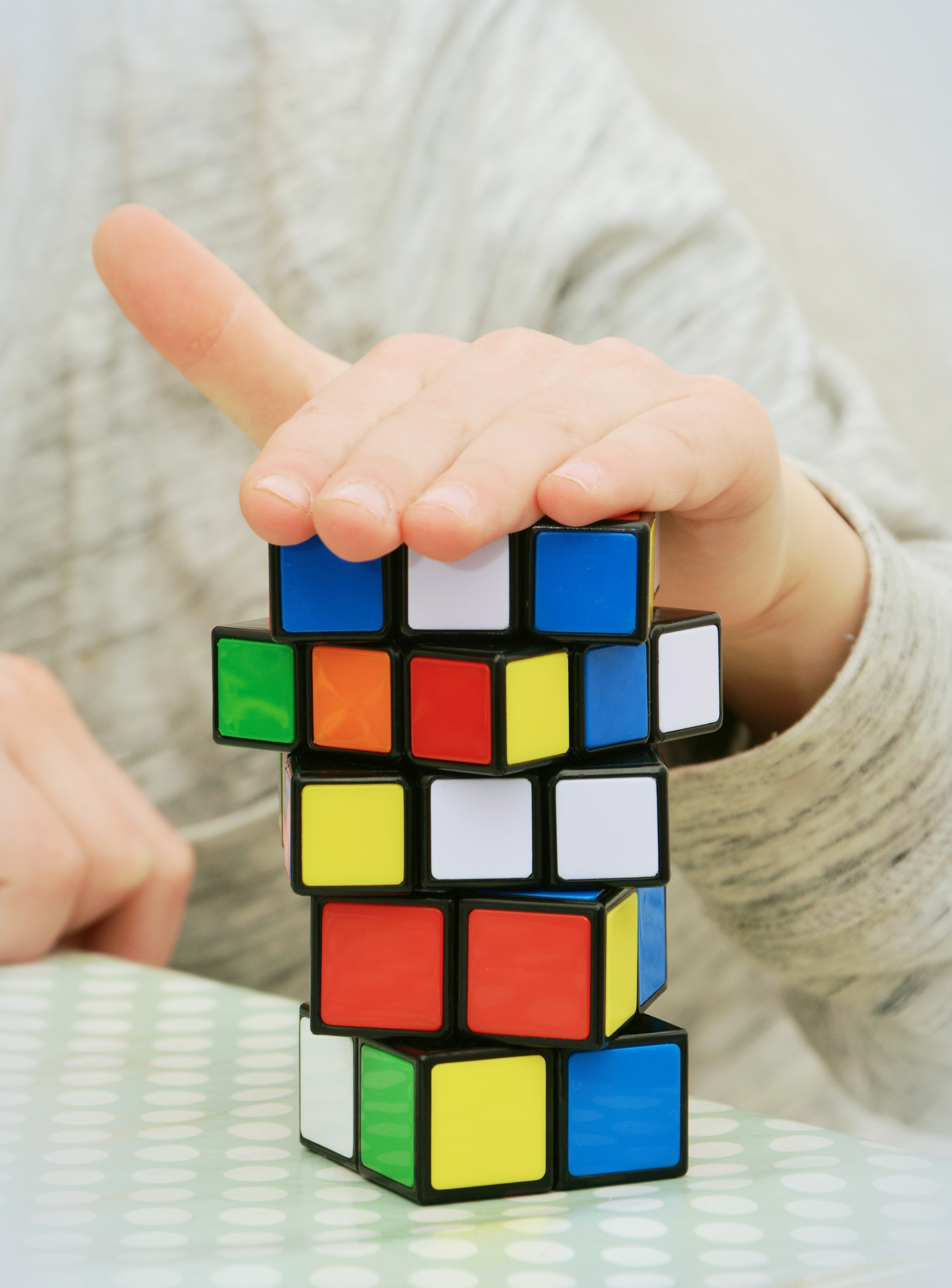 Los ejercicios cognitivos como rompecabezas y juegos de estrategia mejoran la memoria visual y la concentración al requerir la memorización de formas y colores