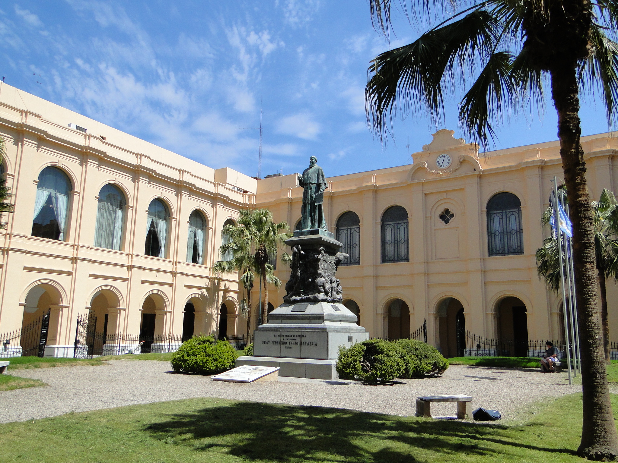 El programa híbrido en la Universidad Nacional de Córdoba ejemplifica cómo la flexibilidad en la educación híbrida puede aumentar la participación académica de estudiantes con discapacidades
