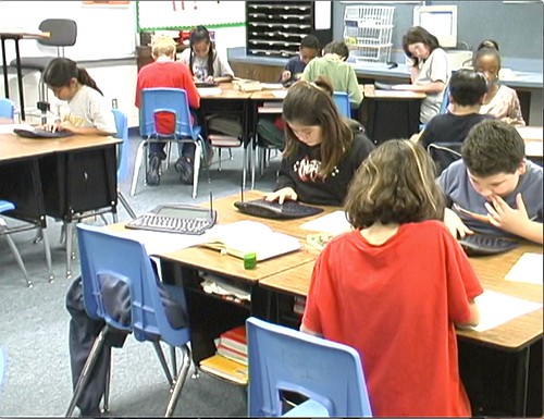 Schulen und Unternehmen kämpfen mit Zeitmangel, unübersichtlichen Angeboten und fehlenden qualifizierten Lehrkräften, um digitale Bildung zu fördern