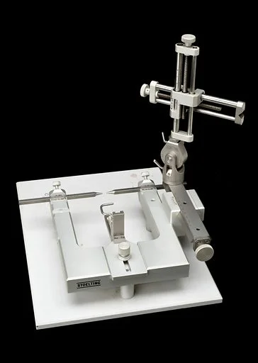 La combinación de flashcards y Pomodoro maximiza la concentración y la retención de información mediante la evocación activa y la repetición espaciada