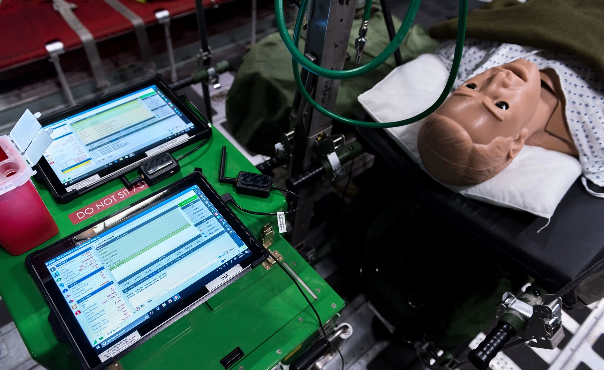 Al integrar variables como el sueño, estrés y frecuencia cardíaca, la IA minimiza riesgos y optimiza la salud general, sugiriendo descansos o ejercicios específicos para prevenir lesiones