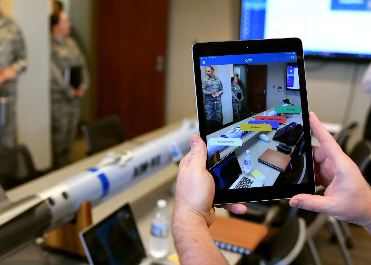 Augmented Reality und Virtual Reality bieten immersive Lernerfahrungen, die traditionelle Methoden ergänzen und das Lernen interaktiver gestalten