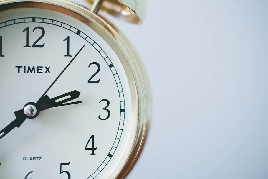 Establecer límites de tiempo para cada tarea ayuda a mantener el enfoque y reducir la ansiedad por la acumulación de trabajo