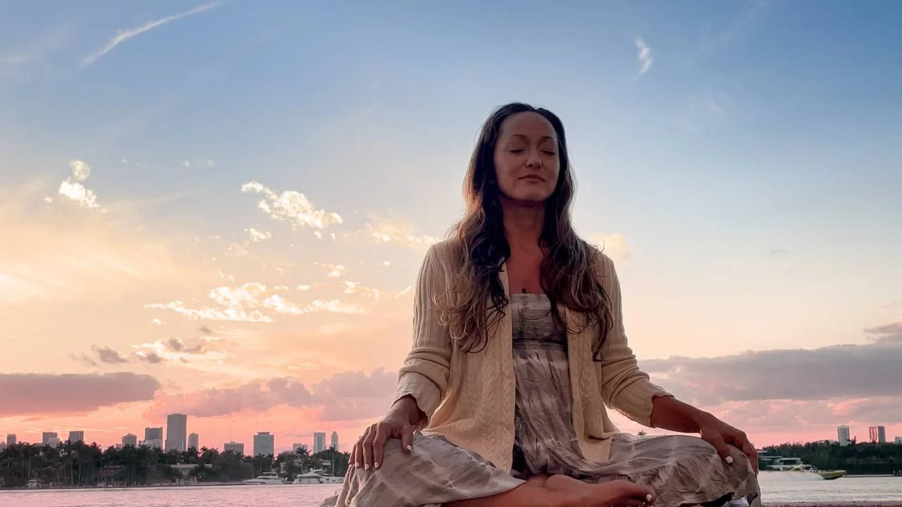 Practicar mindfulness diariamente aclara tu mente, mejora la concentración y ayuda a manejar el estrés, aumentando así tu productividad