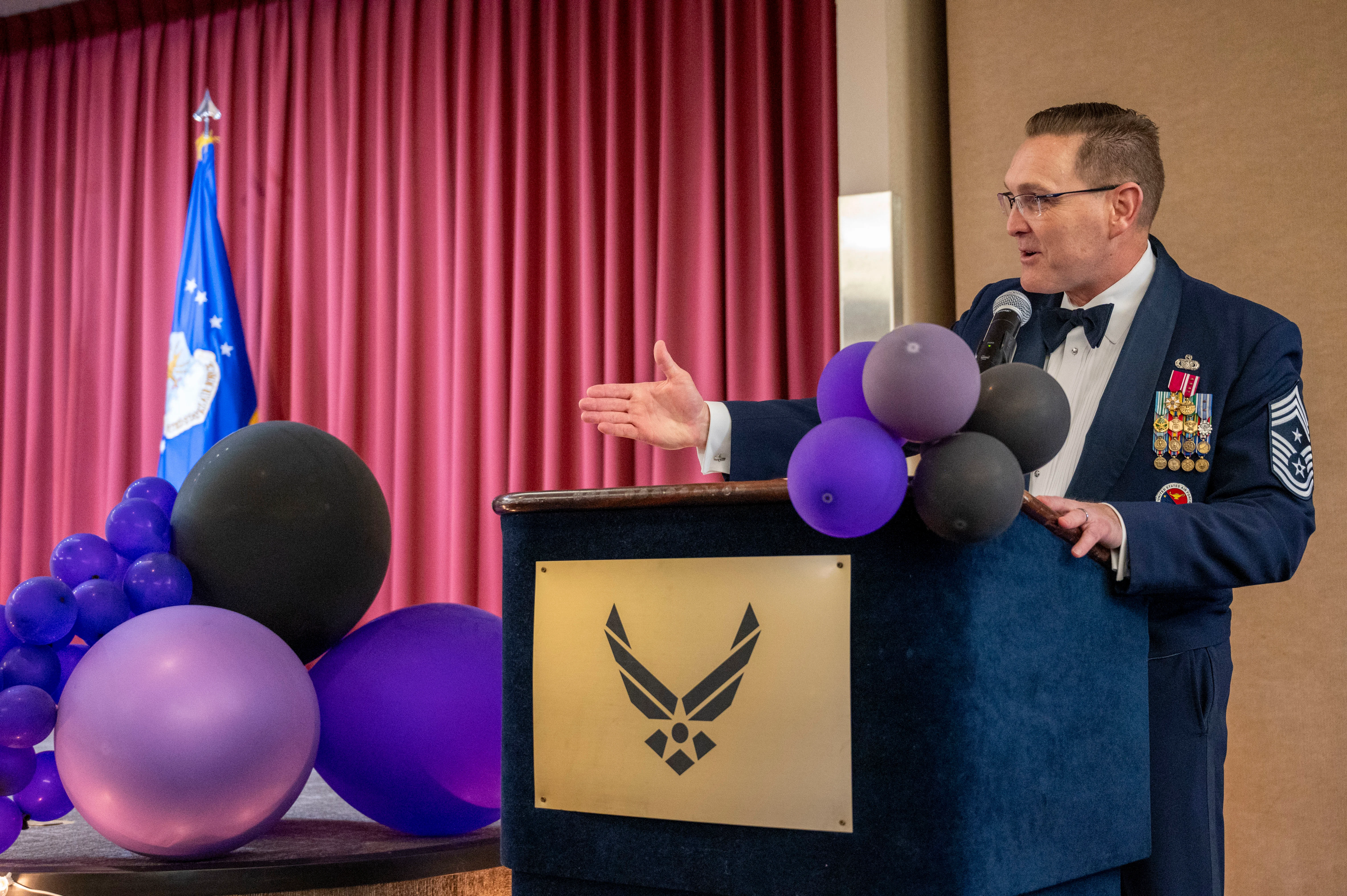 Reconocer logros y aniversarios fortalece el vínculo emocional y profesional, creando un ambiente laboral positivo