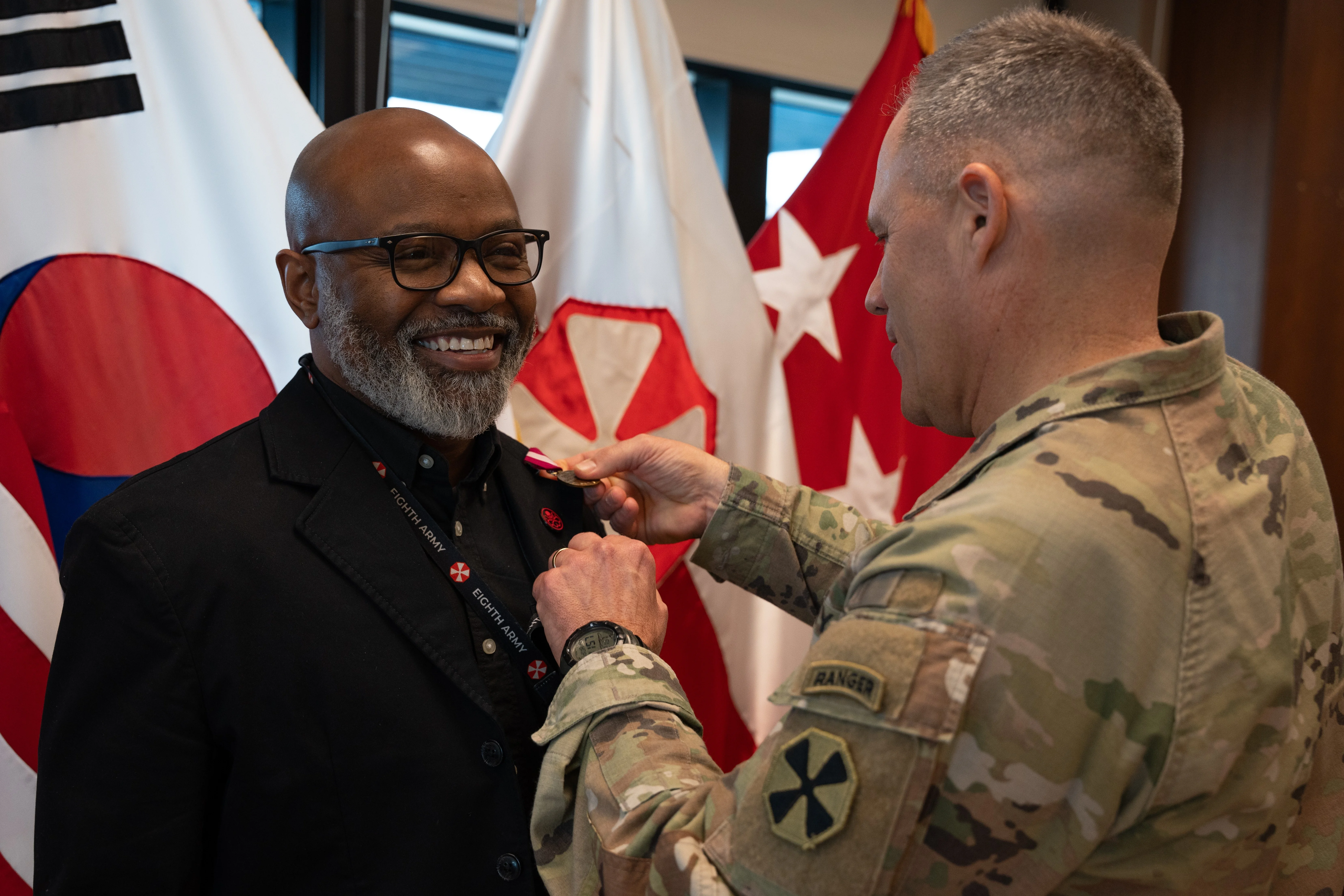 Unternehmen müssen strenge Anforderungen für KI-Systeme mit hohem Risiko erfüllen, um Fairness zu gewährleisten und diskriminierende Praktiken zu vermeiden