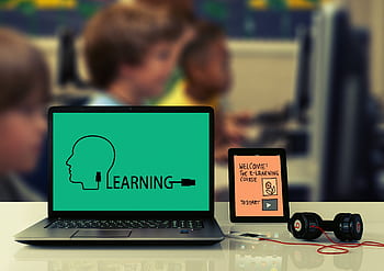 Las plataformas de tutoría permiten un seguimiento detallado del progreso y la calidad del aprendizaje mediante la calificación de sesiones y el monitoreo del compromiso del estudiante
