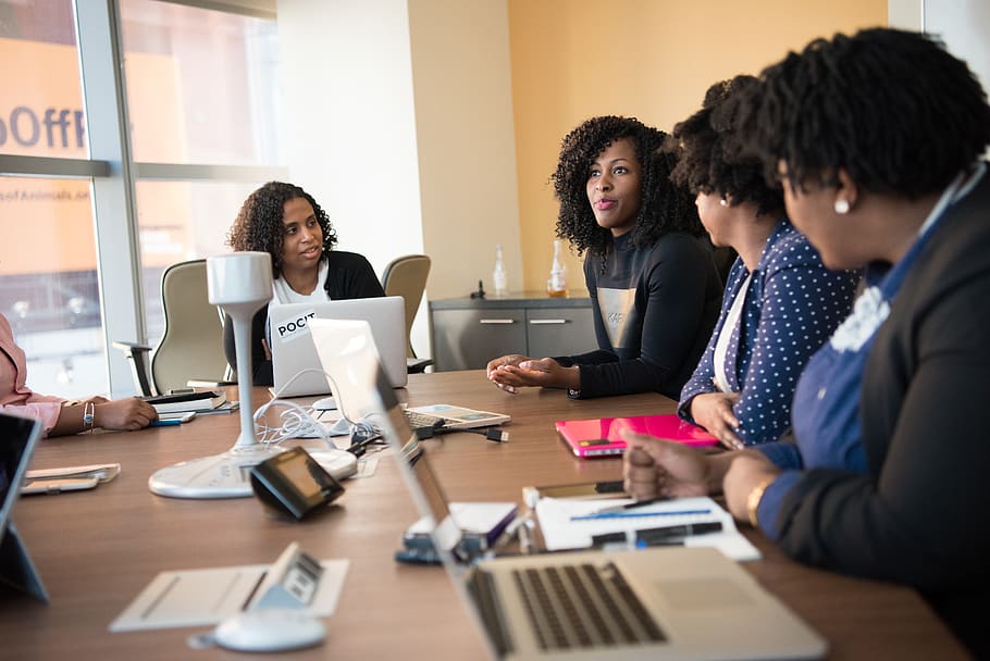 El coaching laboral es una herramienta clave que potencia el talento humano, mejora la productividad y fomenta un entorno organizacional saludable y creativo, alineando valores personales y corporativos
