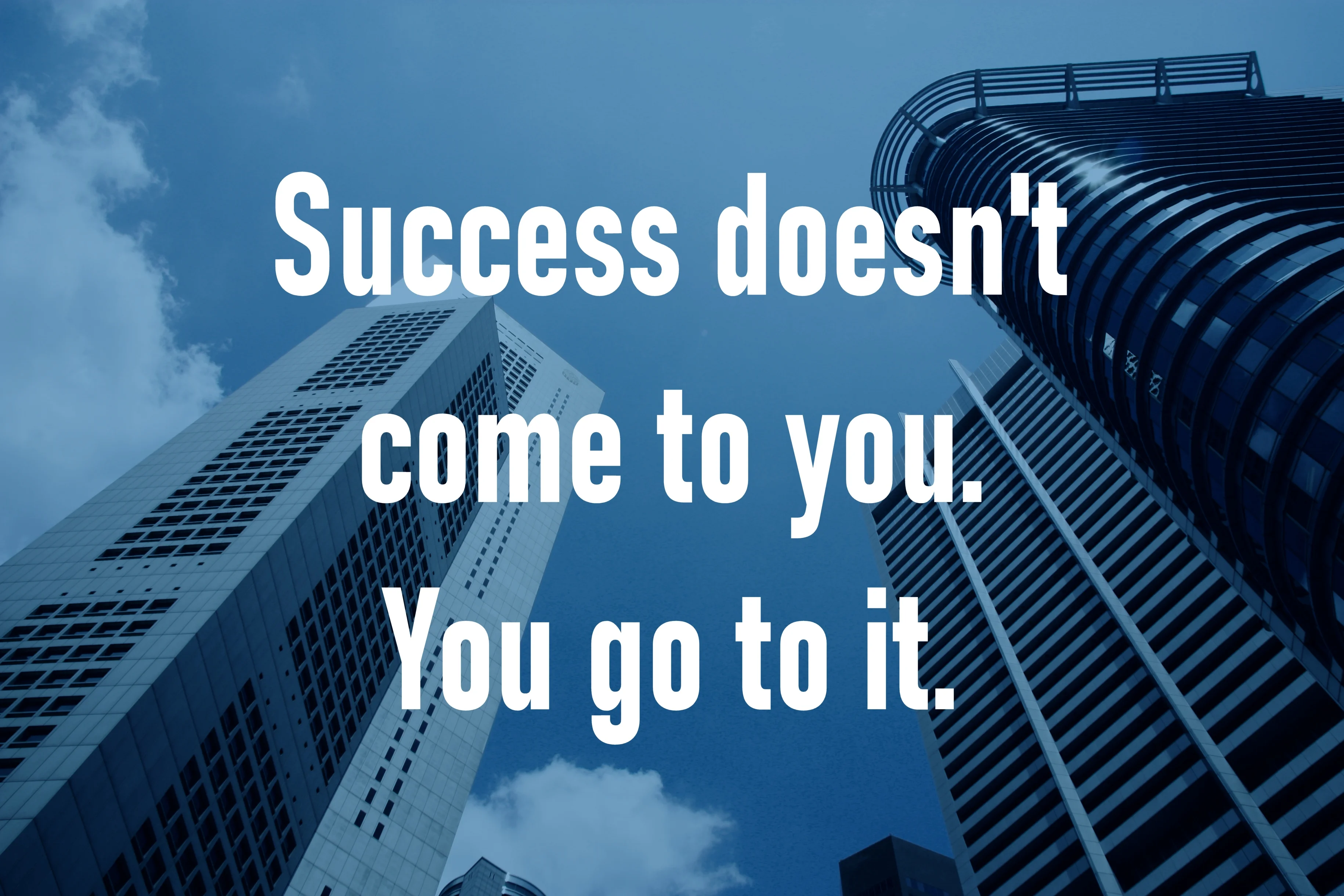 En el trabajo, una mentalidad de crecimiento no solo mejora la autoestima y la resiliencia, sino que también impulsa la motivación y el desarrollo profesional