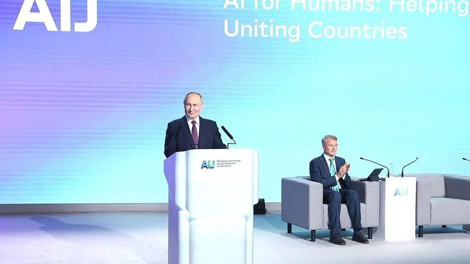 AI solutions facilitate audience engagement by offering real-time feedback for adjustments in pacing and tone, enhancing interaction