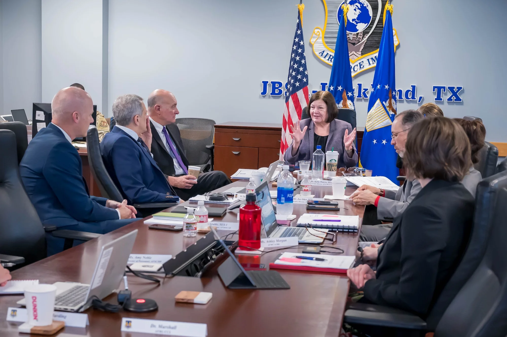 Executive Coaching kann durch spezifische Programme die Mitarbeitermotivation und Effizienz signifikant steigern, was sich positiv auf Unternehmenserfolg und -stabilität auswirkt