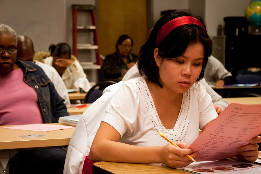 La educación de adultos es crucial para la inclusión social y laboral, proporcionando oportunidades de aprendizaje adaptadas a sus necesidades