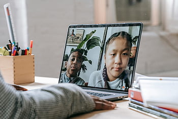 El tutor virtual no solo entrega contenido, sino que también fomenta habilidades de autoaprendizaje y adapta la enseñanza a las necesidades individuales de los estudiantes