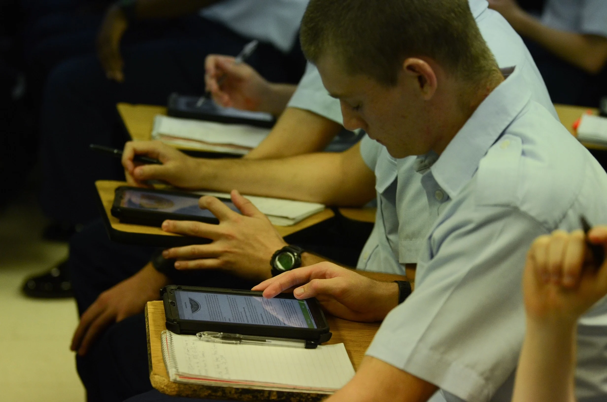 La dependencia tecnológica en la educación con IA puede limitar la capacidad de los estudiantes para aprender de manera autónoma y desarrollar habilidades críticas
