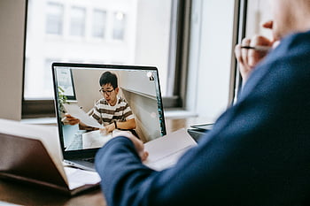 Digitales Coaching bietet Flexibilität und Zugänglichkeit, was besonders Menschen in abgelegenen Gegenden oder mit eingeschränkter Mobilität zugutekommt
