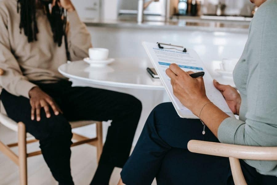 HR-Practices, die psychische Gesundheit und Wohlbefinden fördern, steigern die Mitarbeiterbindung und Motivation durch Vielfalt und technologische Unterstützung