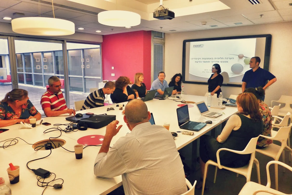 Die Notwendigkeit spezieller Schulungen für Lehrer ist entscheidend, um die technologische Kompetenz im Unterricht zu verbessern und die Akzeptanz von EdTech zu fördern