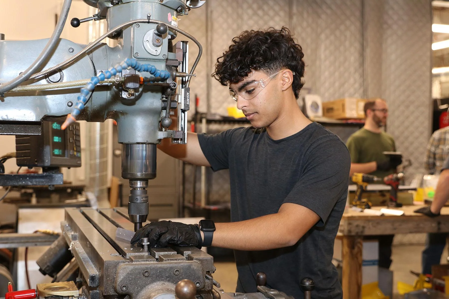 La formación dual, al integrar educación y trabajo, facilita la adaptación de los aprendices a las demandas laborales, especialmente en sectores industriales