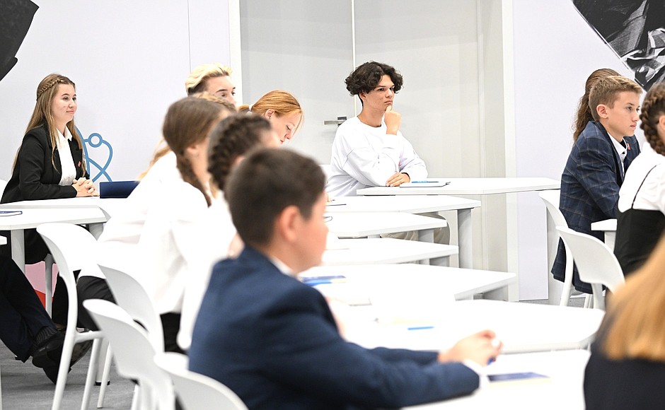 Konstruktives Feedback unterstützt positive Veränderungen und stärkt die Motivation, indem es sowohl Probleme als auch Lösungen aufzeigt