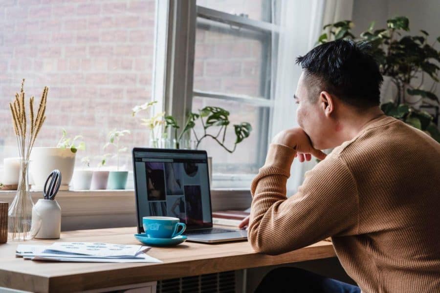 Monitorear y evaluar la productividad ayuda a identificar áreas de mejora y ajustar rápidamente el entorno digital a las necesidades reales