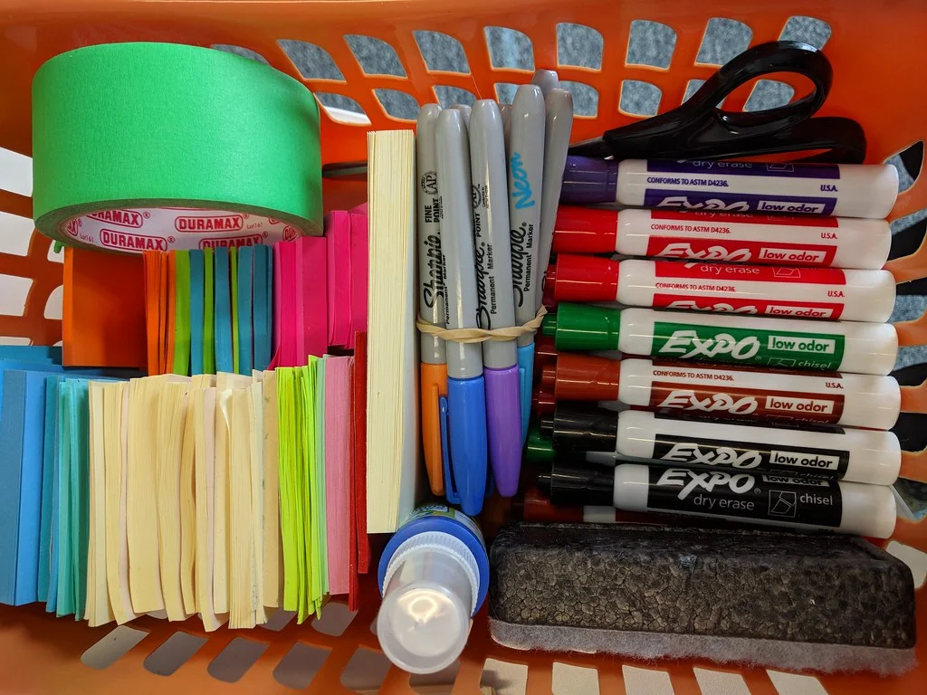 Los talleres de desarrollo personal proporcionan estrategias prácticas y teóricas para mejorar habilidades emocionales y motivacionales, facilitando el crecimiento personal y profesional