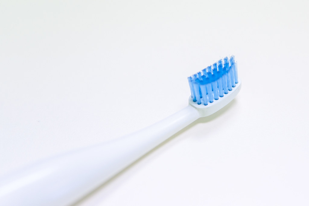 Cepillarse los dientes diariamente es un microhábito que refuerza tanto la salud física como la disciplina personal