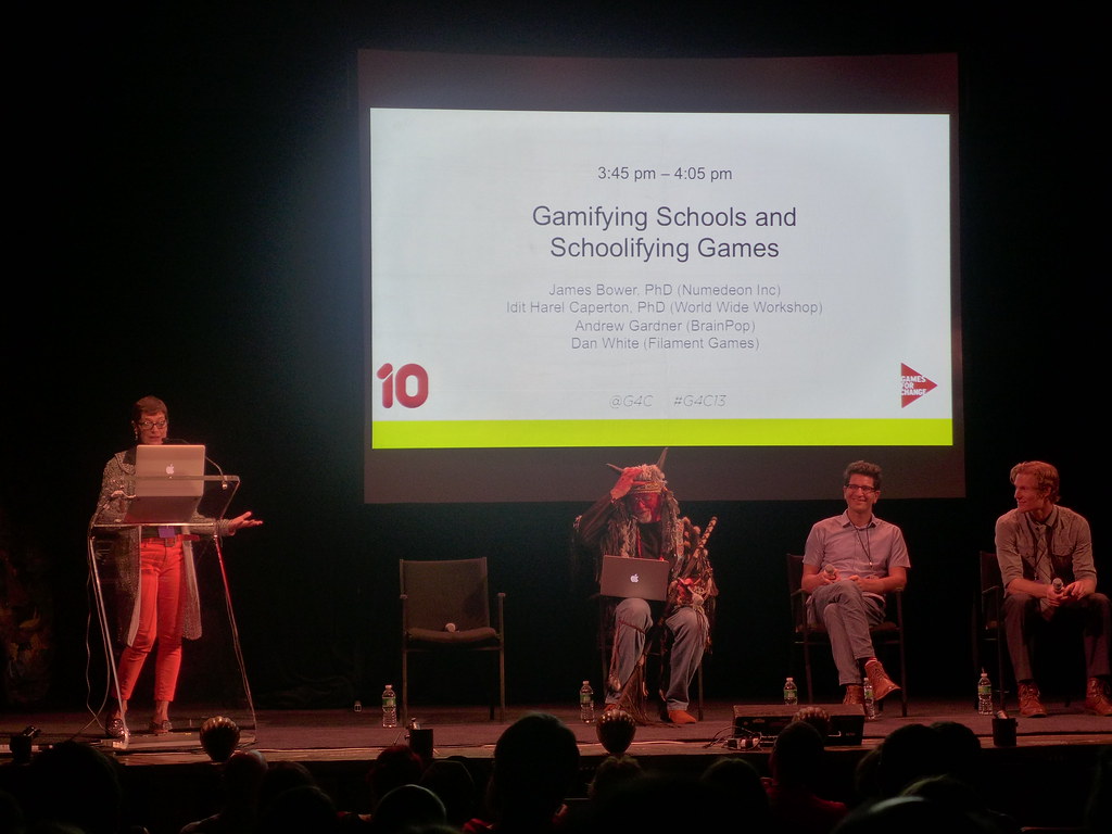 Implementar gamificación en el aula presenta desafíos como el diseño de dinámicas adecuadas y la selección de plataformas tecnológicas efectivas
