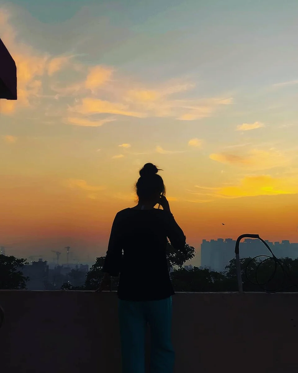 Levantarse temprano alinea el cuerpo con su ritmo natural, proporcionando más tiempo personal y mejorando la productividad