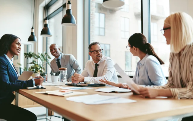 La motivación en el trabajo no solo mejora la satisfacción y el compromiso, sino que también fomenta un ambiente laboral más saludable y colaborativo