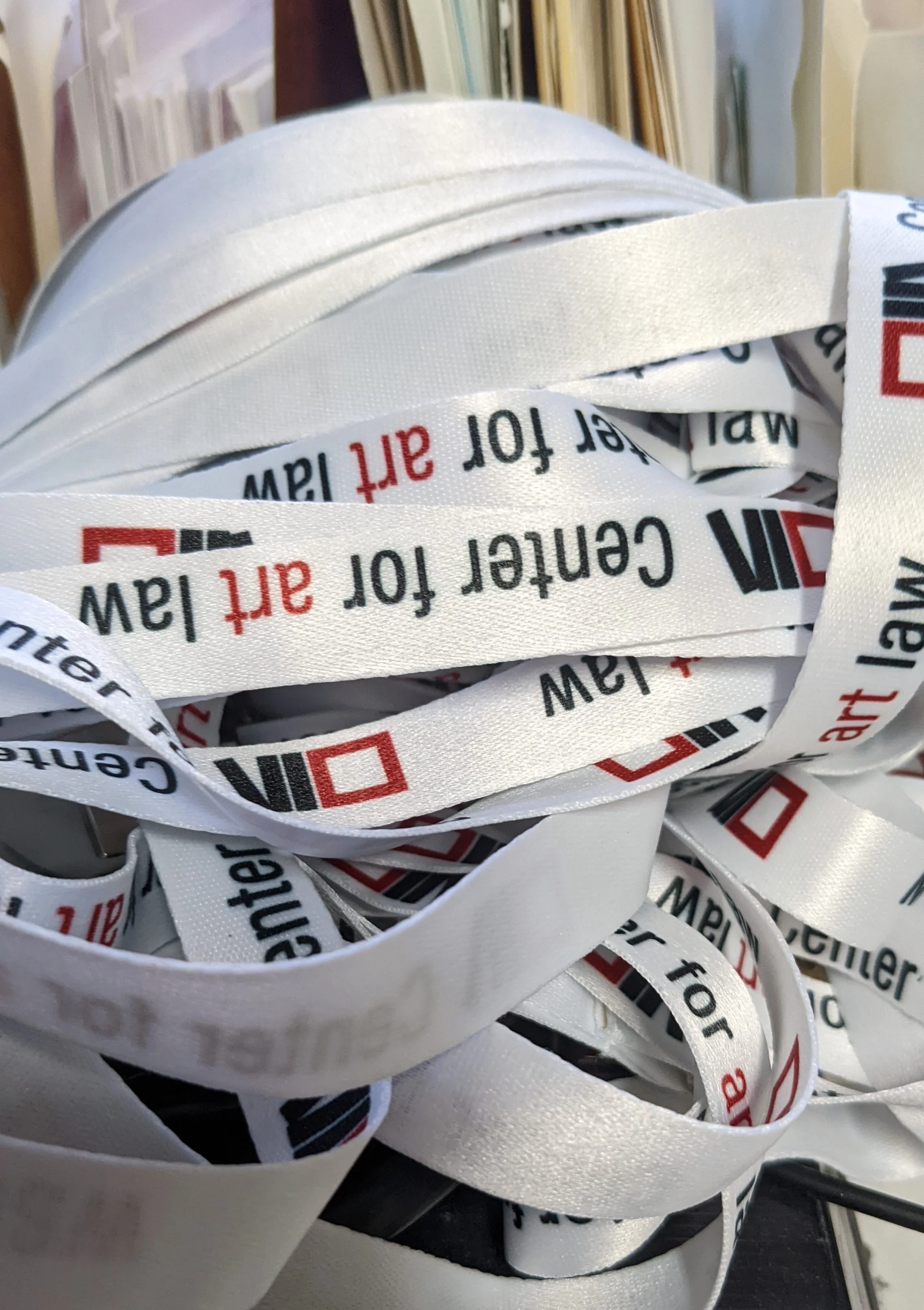 La legislación española afecta las operaciones de creación de valor, como fusiones y adquisiciones, al requerir el cumplimiento de requisitos legales y fiscales