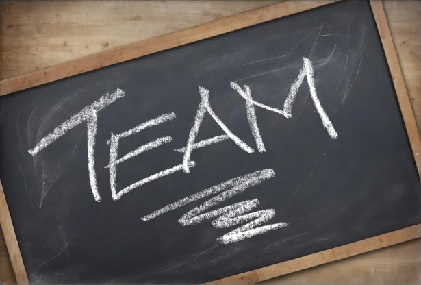 Un vision board empresarial efectivo debe reflejar objetivos SMART y fomentar el compromiso del equipo al involucrarlos en su creación