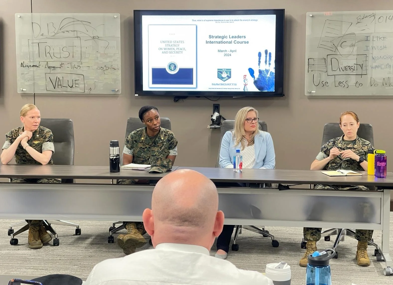 Programme wie „Performance & Care“ von Awaris kombinieren wissenschaftliche Erkenntnisse mit praktischen Übungen und kleinen Aufgaben, um die Leistung nachhaltig zu steigern