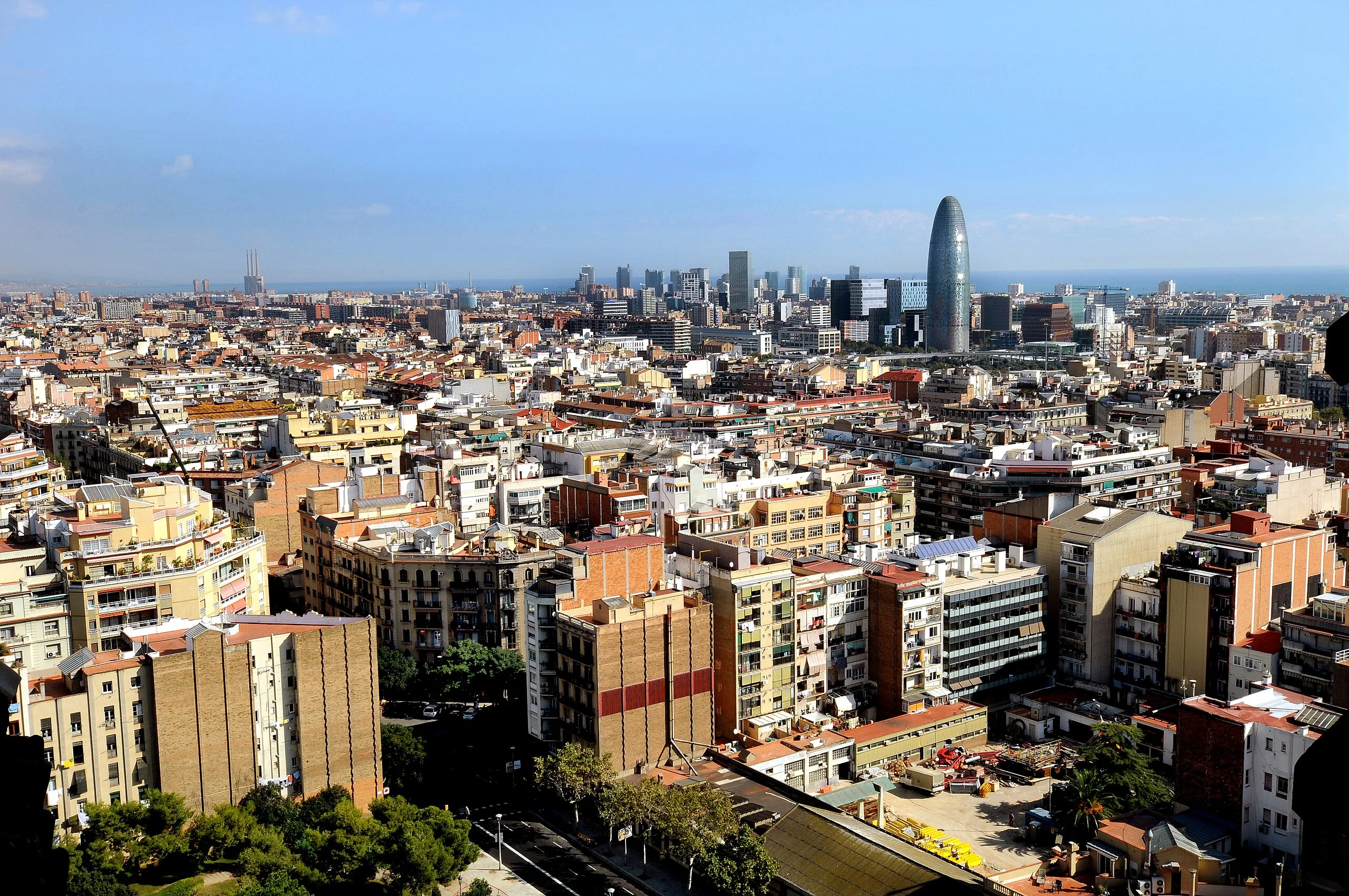 Se anticipa un crecimiento constante en el sector del diseño gráfico, con un aumento en la demanda de perfiles creativos y dinámicos, especialmente en Barcelona