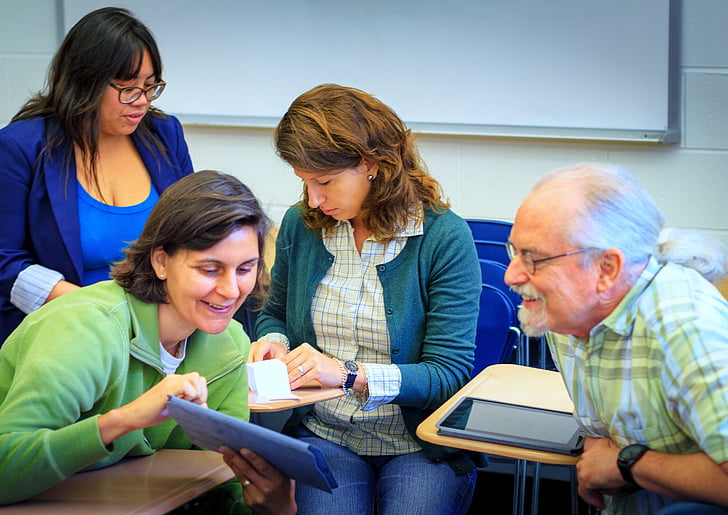 Gruppencoaching bietet eine Plattform für den kollegialen Austausch und gemeinsames Lernen, ohne den Fokus auf ein gemeinsames Problem
