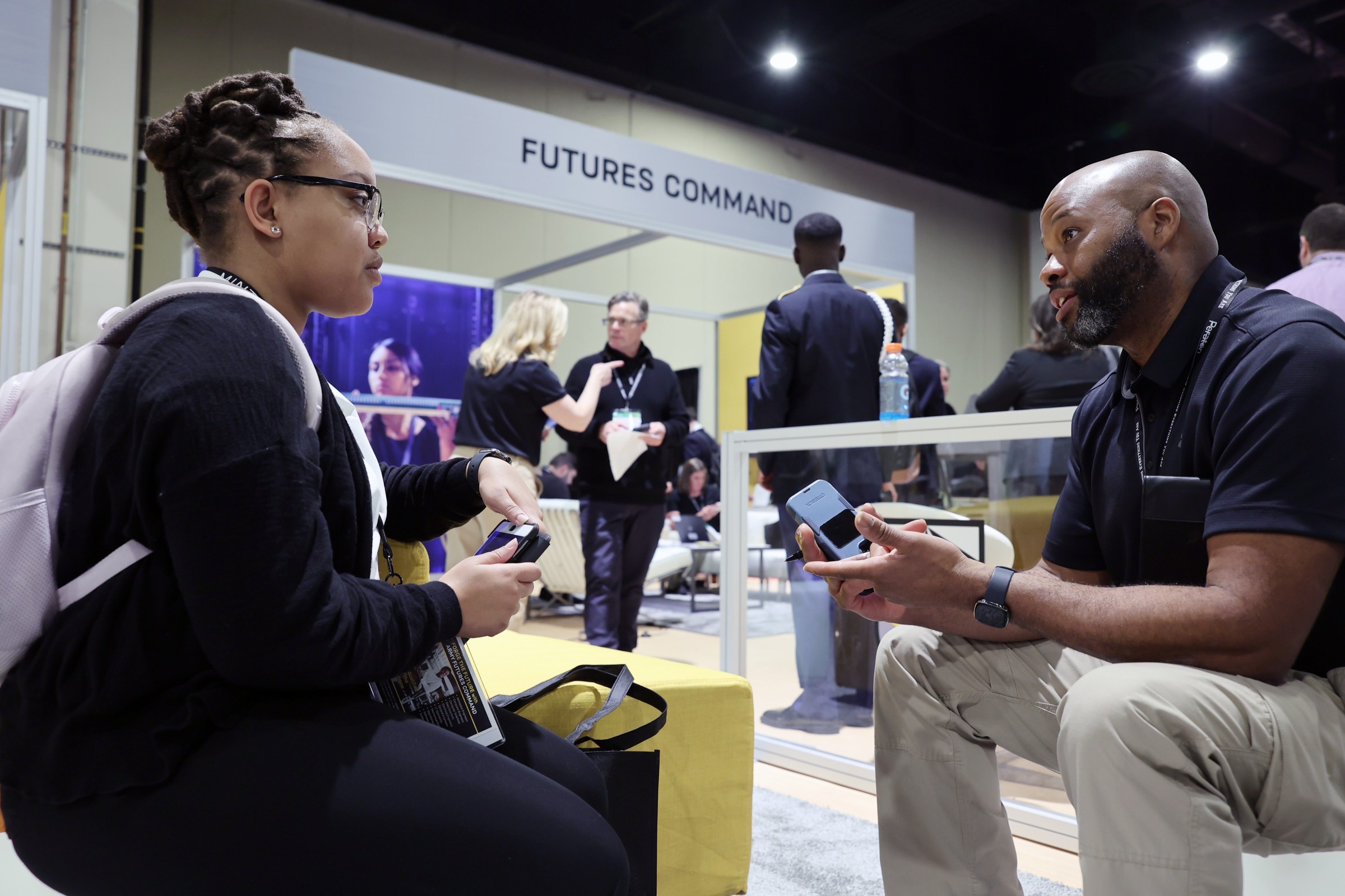 Microaprendizaje is essential in hybrid work environments, allowing skill updates without disrupting productivity and catering to modern attention spans