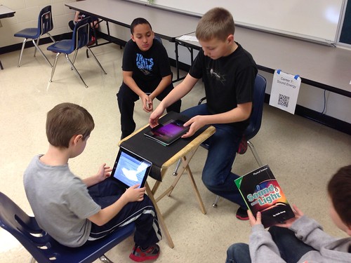 Gamificación enhances student motivation and participation through game-like elements and is especially effective when combined with flipped classroom strategies