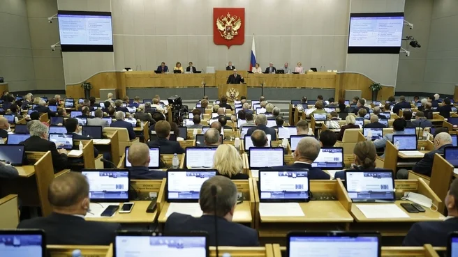 Las modalidades educativas para adultos en España ofrecen flexibilidad y accesibilidad, facilitando la obtención de títulos y mejoras laborales