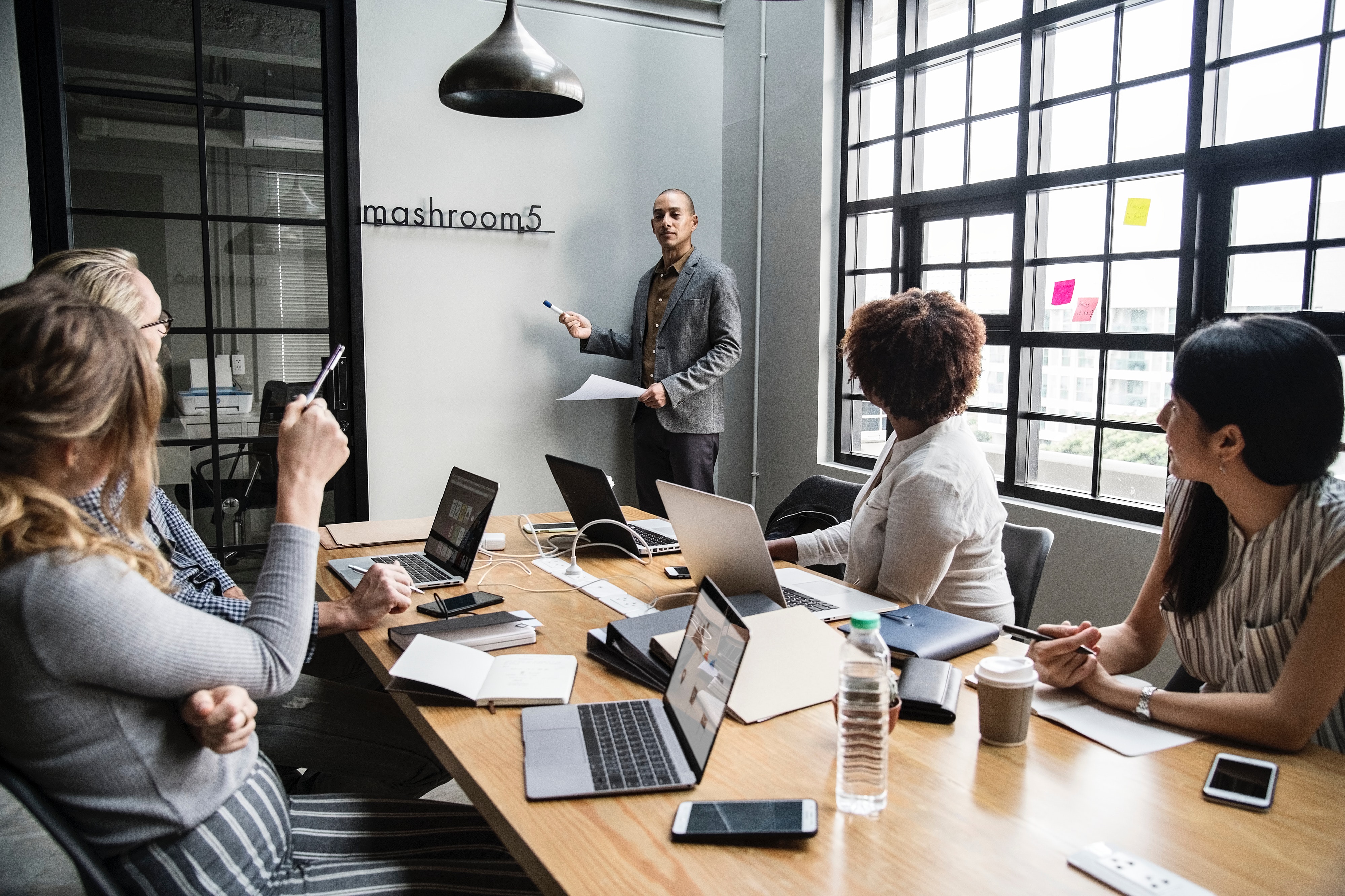 La comunicación transparente es fundamental para fortalecer la confianza y el sentido de pertenencia, aumentando el compromiso y motivación de los empleados