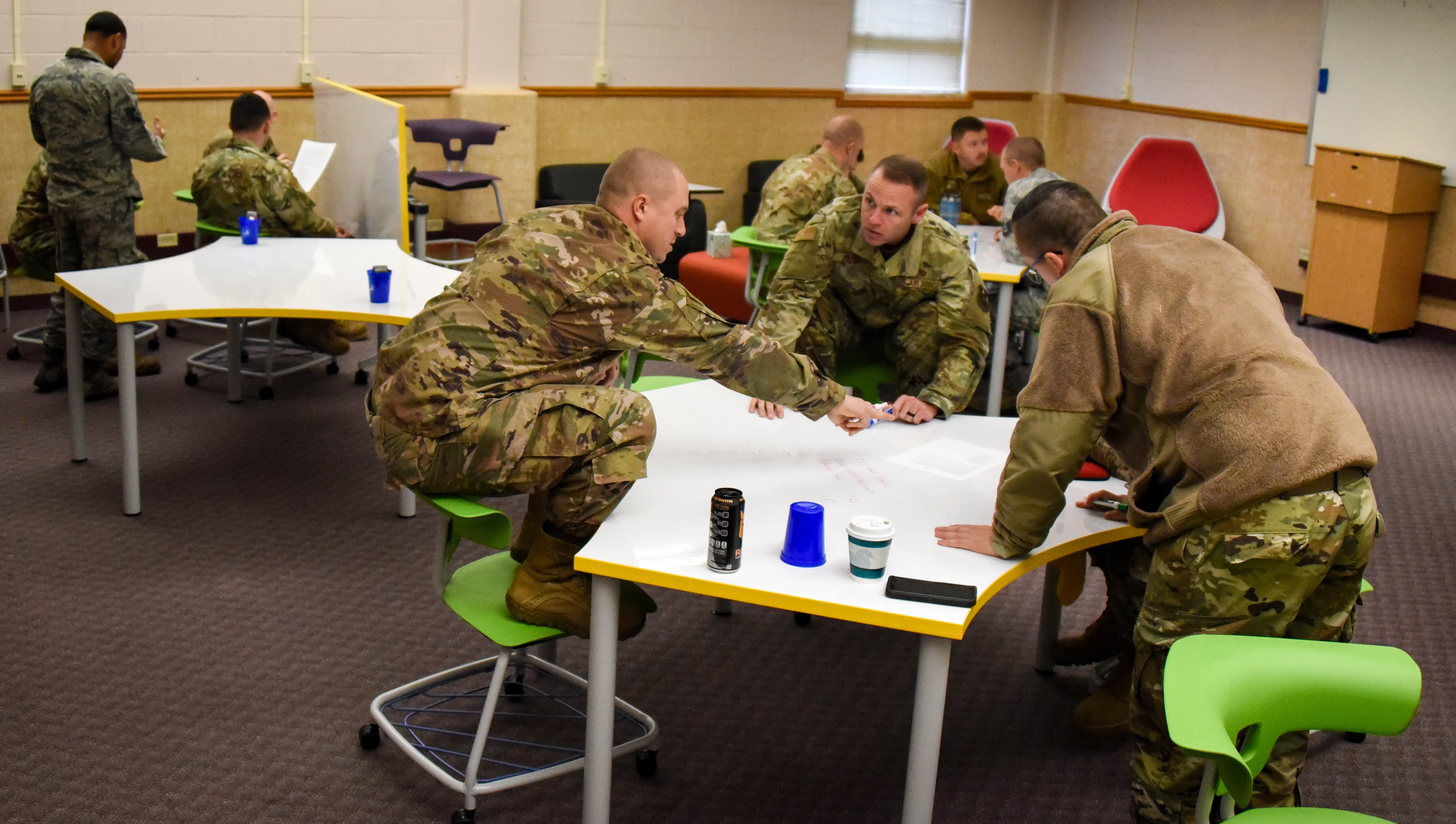 Führungskräfte müssen nicht alles wissen, sondern sollten Räume schaffen, in denen Potenziale entfaltet und Komplexität gemeinsam bewältigt wird