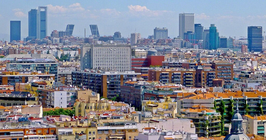 Las ciudades de Madrid y Barcelona lideran la demanda de diseñadores gráficos, con un enfoque en habilidades avanzadas como Adobe Suite y Figma