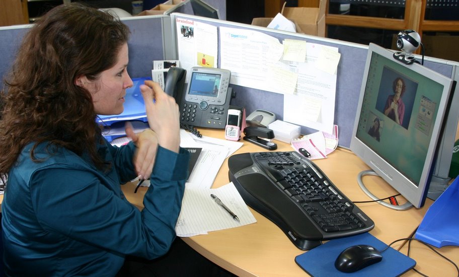 Leer el lenguaje corporal y las emociones del entrevistado proporciona una capa adicional de comprensión y facilita el seguimiento de preguntas