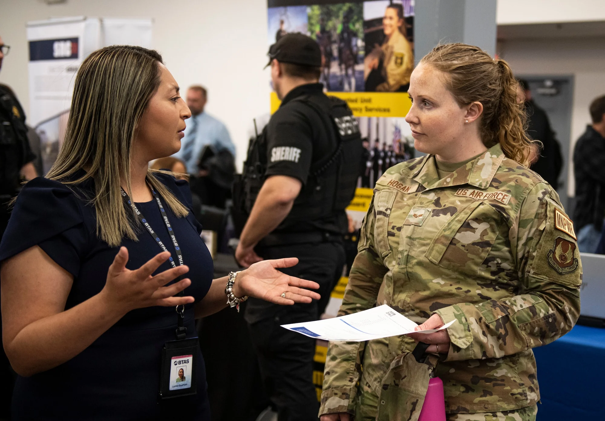 Las plataformas de BI son esenciales para recopilar y analizar datos, mejorando la precisión y liberando tiempo para análisis estratégicos