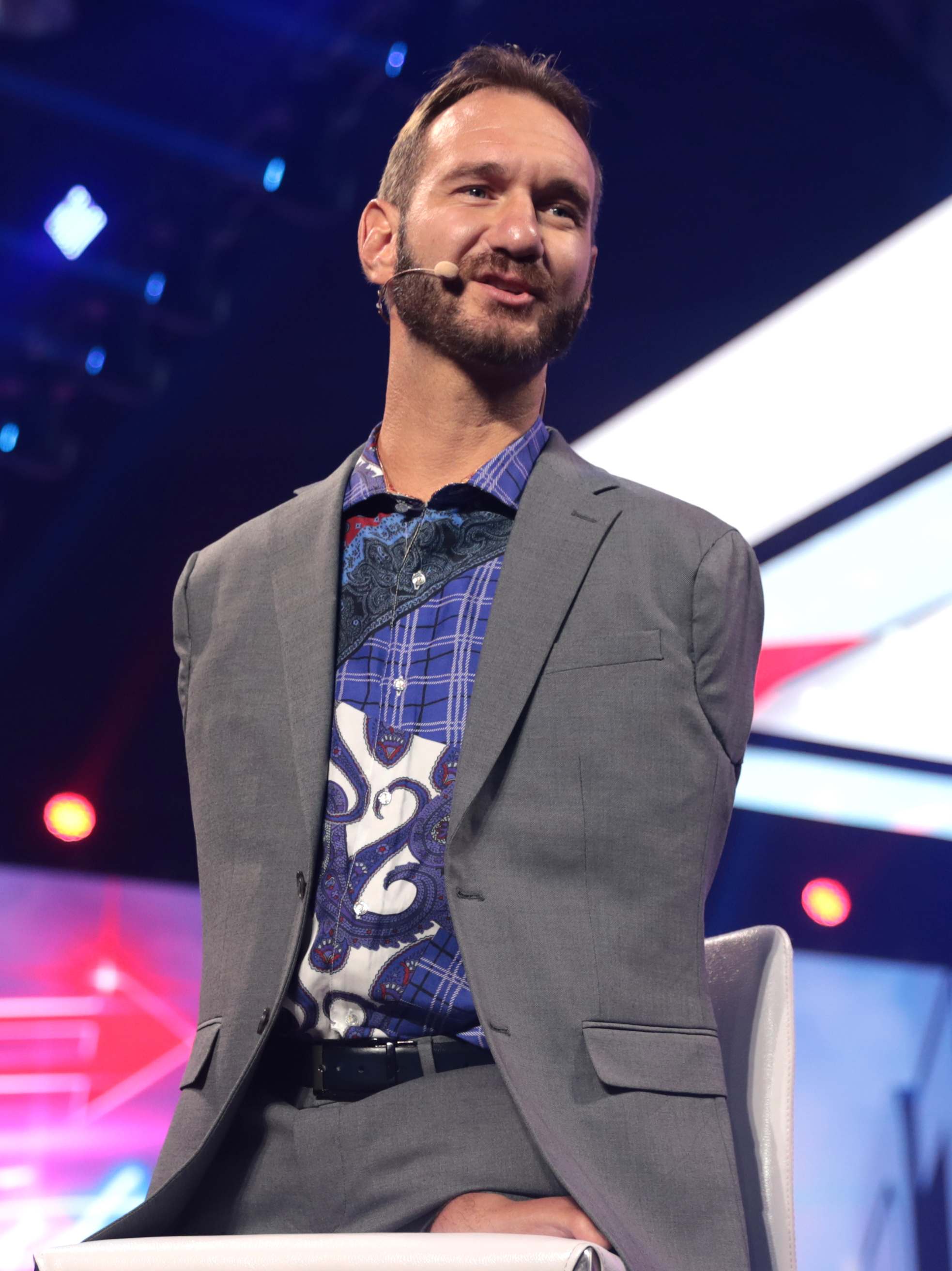 Historias de figuras como Vujicic, Rowling, y Winfrey demuestran que la mentalidad positiva y el apoyo social son cruciales para el cambio personal