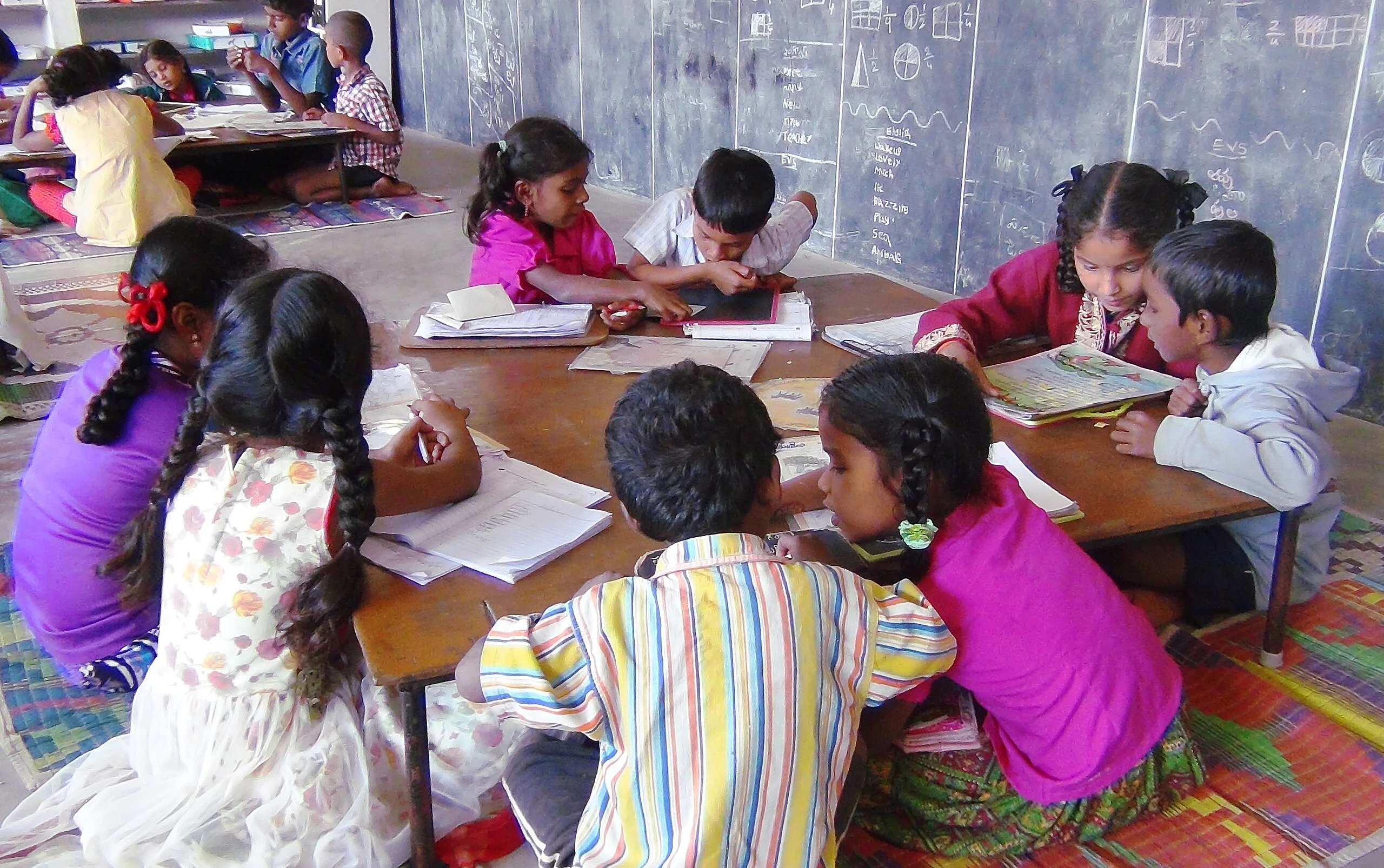 Los principios del aprendizaje cooperativo garantizan que el proceso educativo sea colaborativo y efectivo, apoyando tanto el aprendizaje individual como el grupal